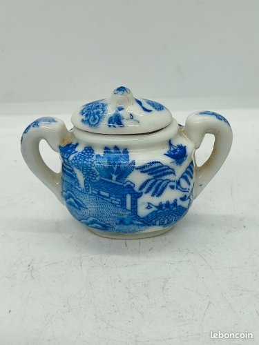 Miniature pot à sucre en porcelaine asiatique en bon etat