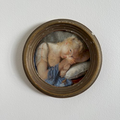 Miniature XIXe jeune fille la tête reposant sur un coussin A5627