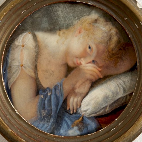 Miniature XIXe jeune fille la tête reposant sur un coussin A5627