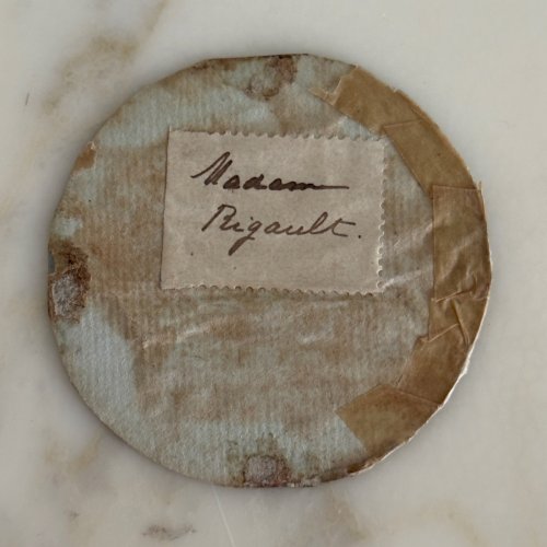 Miniature XIXe représentant une femme portant une coiffe Madame Rigault A5828