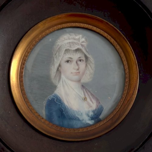 Miniature XIXe représentant une femme portant une coiffe Madame Rigault A5828