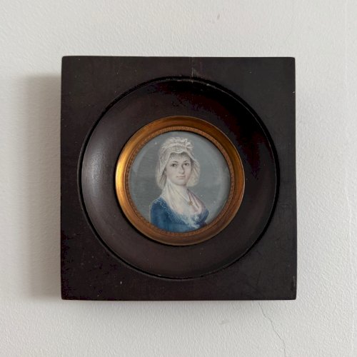 Miniature XIXe représentant une femme portant une coiffe Madame Rigault A5828