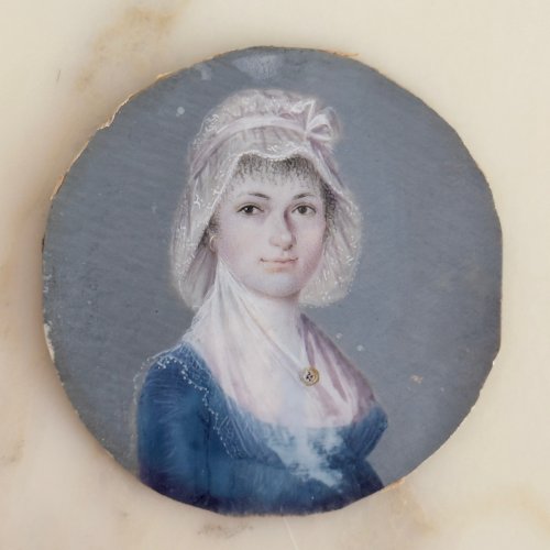 Miniature XIXe représentant une femme portant une coiffe Madame Rigault A5828