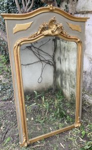 Miroir 98 x 160 - trumeau bois et stuc doré - fin XIXe - décor de coquilles et rang de perles 
