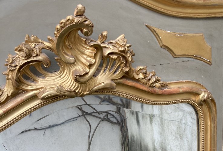 Miroir 98 x 160 - trumeau bois et stuc doré - fin XIXe - décor de coquilles et rang de perles 
