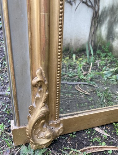 Miroir 98 x 160 - trumeau bois et stuc doré - fin XIXe - décor de coquilles et rang de perles 