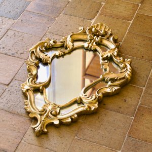 Miroir à parcloses baroque ancien doré à la feuille dor