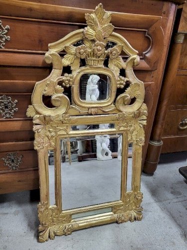 MIROIR A PARCLOSES EN BOIS DORE DE LA FIN DU XVIII ème SIECLE