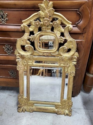 MIROIR A PARCLOSES EN BOIS DORE DE LA FIN DU XVIII ème SIECLE