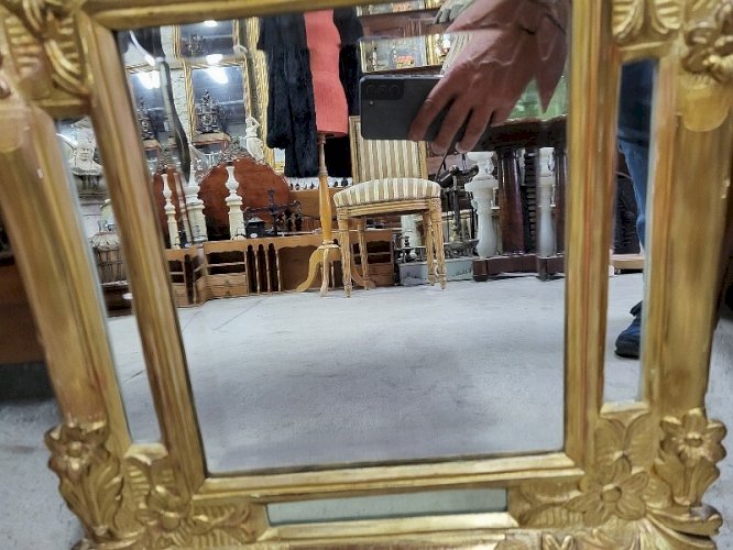 MIROIR A PARCLOSES EN BOIS DORE DE LA FIN DU XVIII ème SIECLE