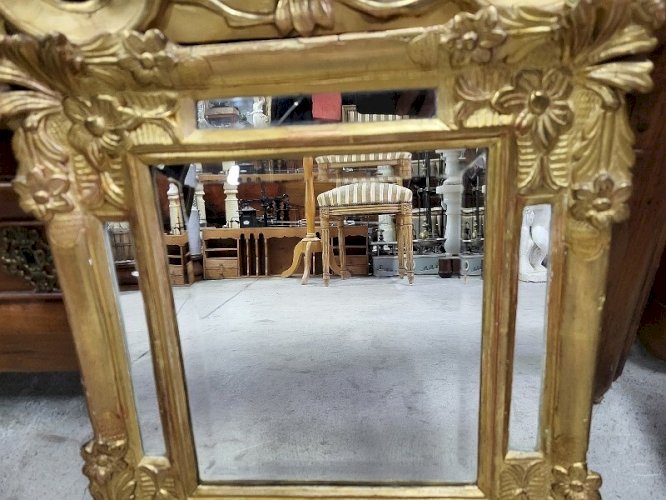 MIROIR A PARCLOSES EN BOIS DORE DE LA FIN DU XVIII ème SIECLE