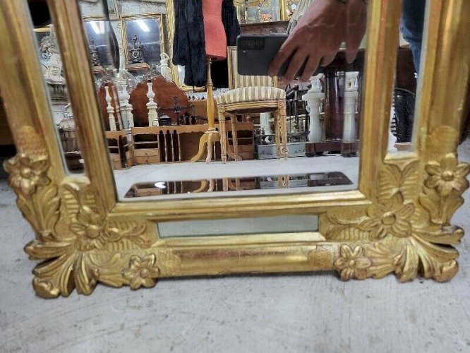 MIROIR A PARCLOSES EN BOIS DORE DE LA FIN DU XVIII ème SIECLE