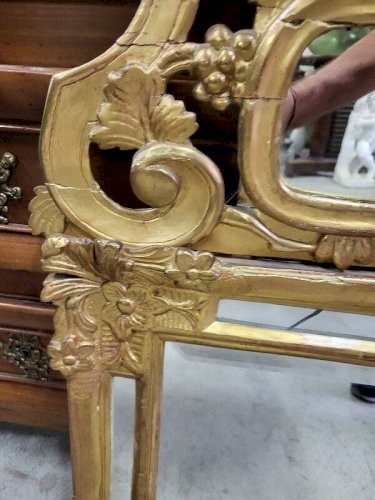 MIROIR A PARCLOSES EN BOIS DORE DE LA FIN DU XVIII ème SIECLE