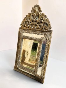 Miroir à parecloses en laiton repoussé, style Louis XIV