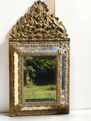 Miroir à parecloses en laiton repoussé, style Louis XIV