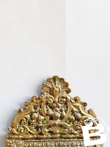 Miroir à parecloses en laiton repoussé, style Louis XIV