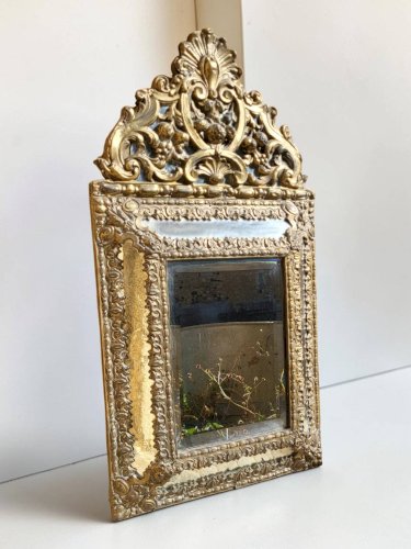 Miroir à parecloses en laiton repoussé, style Louis XIV