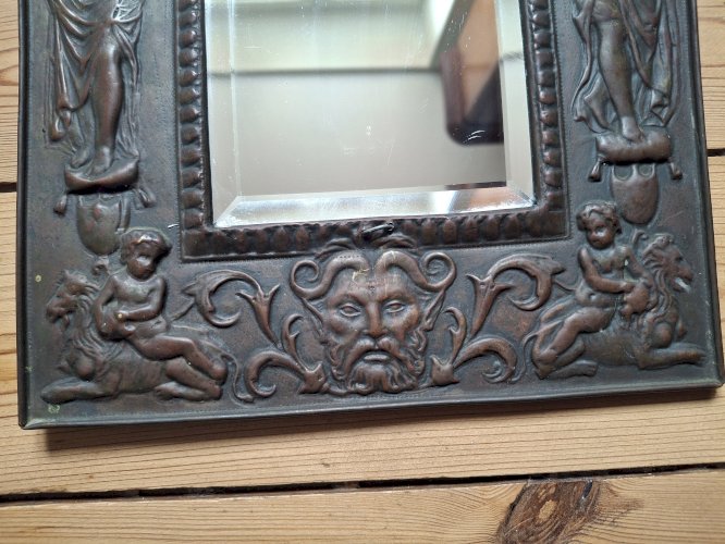 Miroir cadre en laiton repoussé vers 1900, glace biseautée, rare