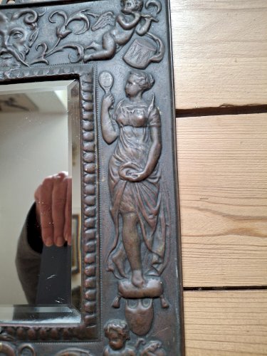 Miroir cadre en laiton repoussé vers 1900, glace biseautée, rare