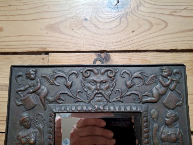 Miroir cadre en laiton repoussé vers 1900, glace biseautée, rare