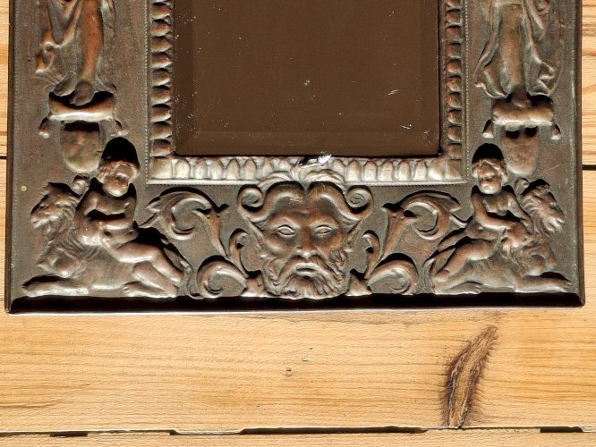 Miroir cadre en laiton repoussé vers 1900, glace biseautée, rare
