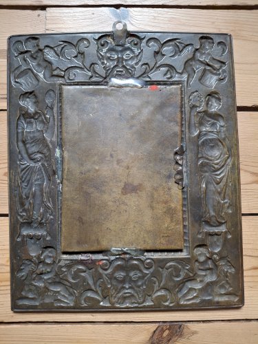 Miroir cadre en laiton repoussé vers 1900, glace biseautée, rare