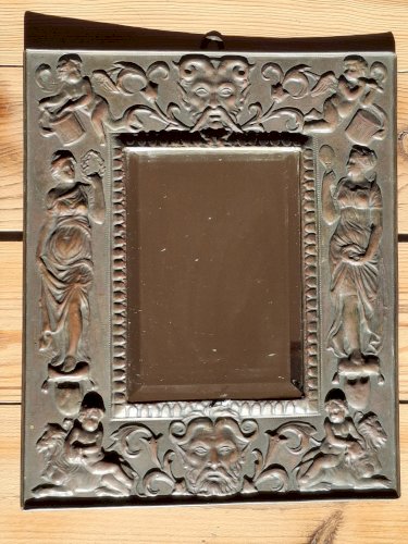 Miroir cadre en laiton repoussé vers 1900, glace biseautée, rare
