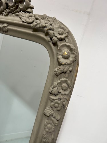 Miroir de style Louis XV en bois et stuc patiné XX siècle