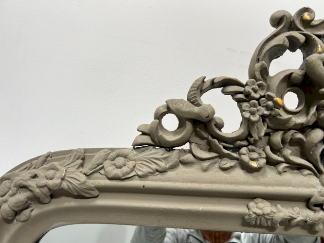 Miroir de style Louis XV en bois et stuc patiné XX siècle