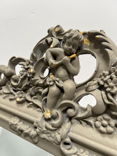 Miroir de style Louis XV en bois et stuc patiné XX siècle