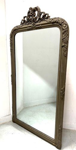 Miroir de style Louis XV en bois et stuc patiné XX siècle