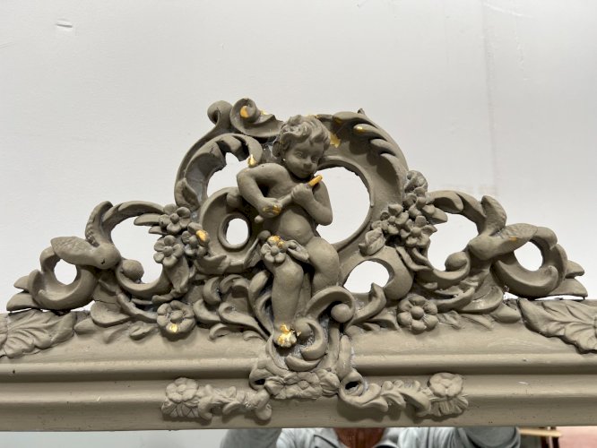 Miroir de style Louis XV en bois et stuc patiné XX siècle
