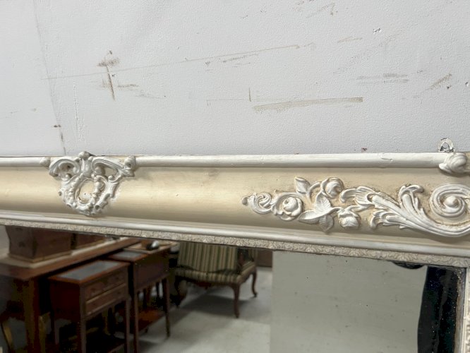 Miroir de style Louis XVI en bois et stuc patiné XX siècle