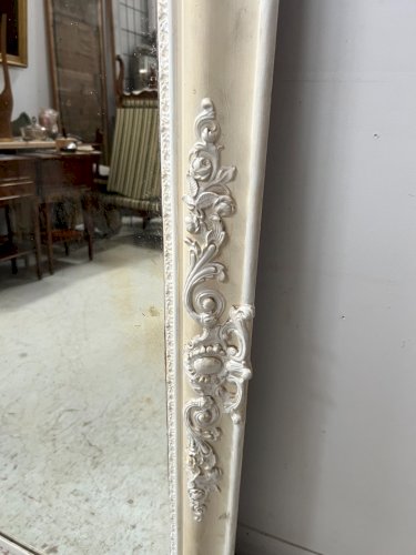 Miroir de style Louis XVI en bois et stuc patiné XX siècle
