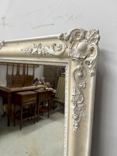 Miroir de style Louis XVI en bois et stuc patiné XX siècle
