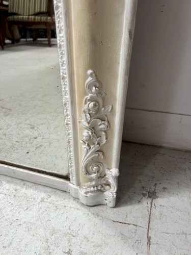 Miroir de style Louis XVI en bois et stuc patiné XX siècle