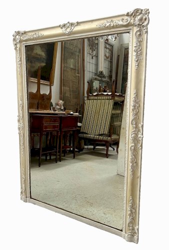 Miroir de style Louis XVI en bois et stuc patiné XX siècle
