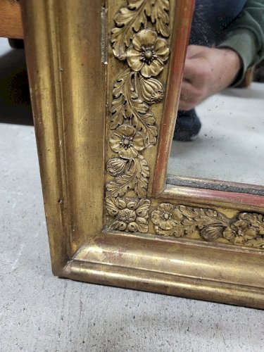 MIROIR DORE DECOR DE FLEURS ET DE FEUILLAGE DU XIX ème SIECLE