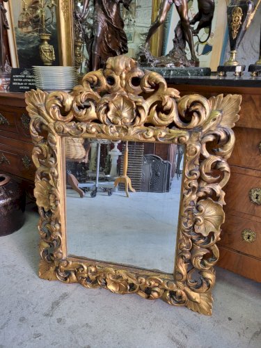 MIROIR EN BOIS DORE A COQUILLE