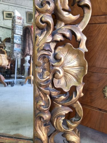 MIROIR EN BOIS DORE A COQUILLE