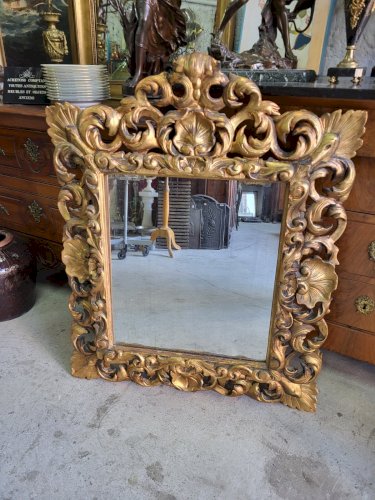 MIROIR EN BOIS DORE A COQUILLE