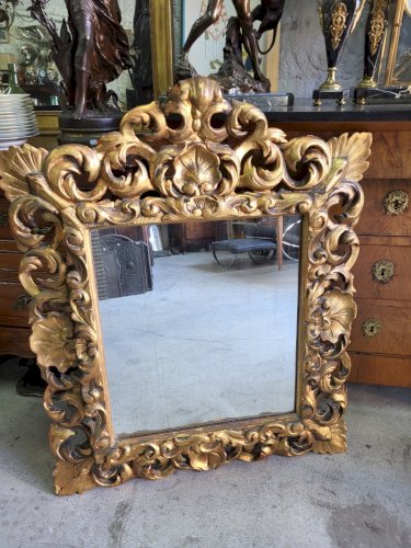 MIROIR EN BOIS DORE A COQUILLE