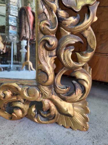 MIROIR EN BOIS DORE A COQUILLE
