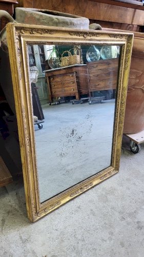 MIROIR EN BOIS DORE A PALMETTES DU XIX ème SIECLE