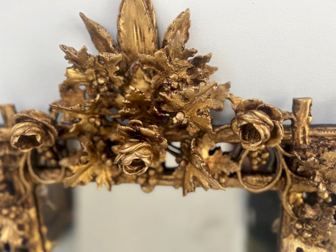 Miroir en bois sculpté et doré XIX siècle