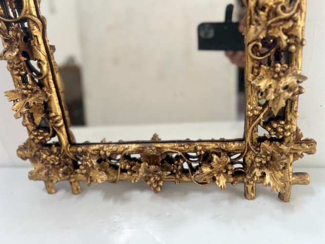 Miroir en bois sculpté et doré XIX siècle