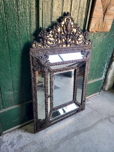 MIROIR EN LAITON REPOUSSE A PARCLOSES STYLE LOUIS XVI