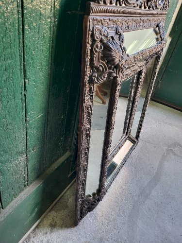 MIROIR EN LAITON REPOUSSE A PARCLOSES STYLE LOUIS XVI