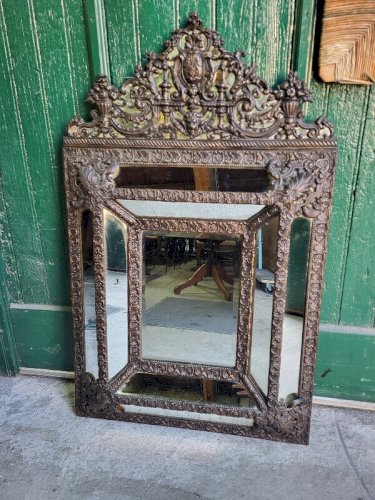 MIROIR EN LAITON REPOUSSE A PARCLOSES STYLE LOUIS XVI