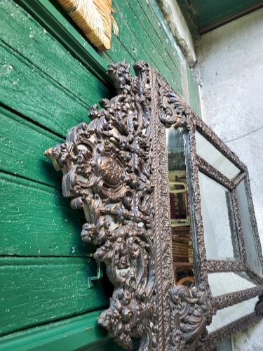 MIROIR EN LAITON REPOUSSE A PARCLOSES STYLE LOUIS XVI